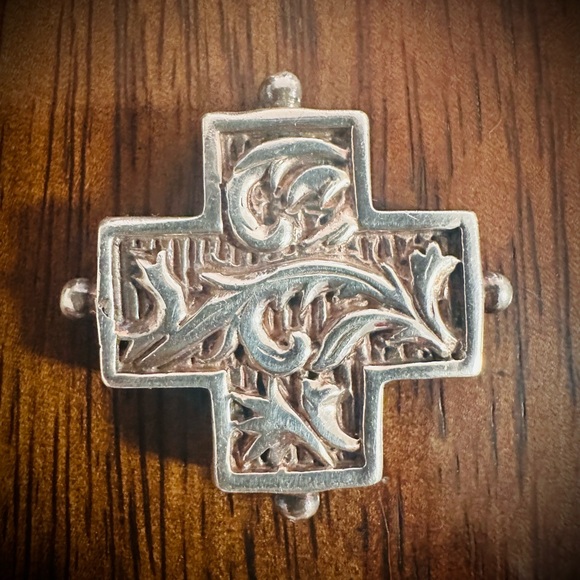 Sterling Silver Cross with Ornate design Pendant! 925 Stamped - Picture 1 of 6